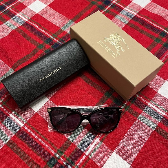 Brand New Burberry Sunglasses - Picture 1 of 5